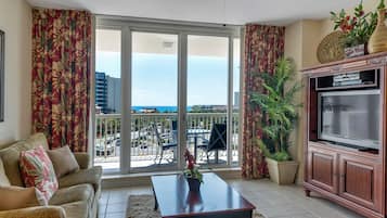 Condo, 2 Bedrooms, 2 Bathrooms, Sea View | Ruang tamu | 32 inci televisyen dengan kabel, pemain DVD