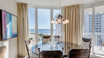 Condo, 3 Bedroom, 3 Bathrooms, Sea View  | Makan dalam bilik