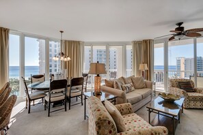 Condo, 3 Bedroom, 3 Bathrooms, Sea View | Salle de séjour | Téléviseur de 32 po avec télévision par cùble, lecteur de DVD
