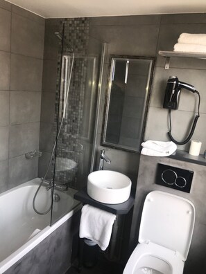 Combined shower/tub, free toiletries, hair dryer, towels