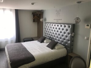 Kamar Double Standar | Brankas, meja kerja, kedap suara, dan setrika/meja setrika