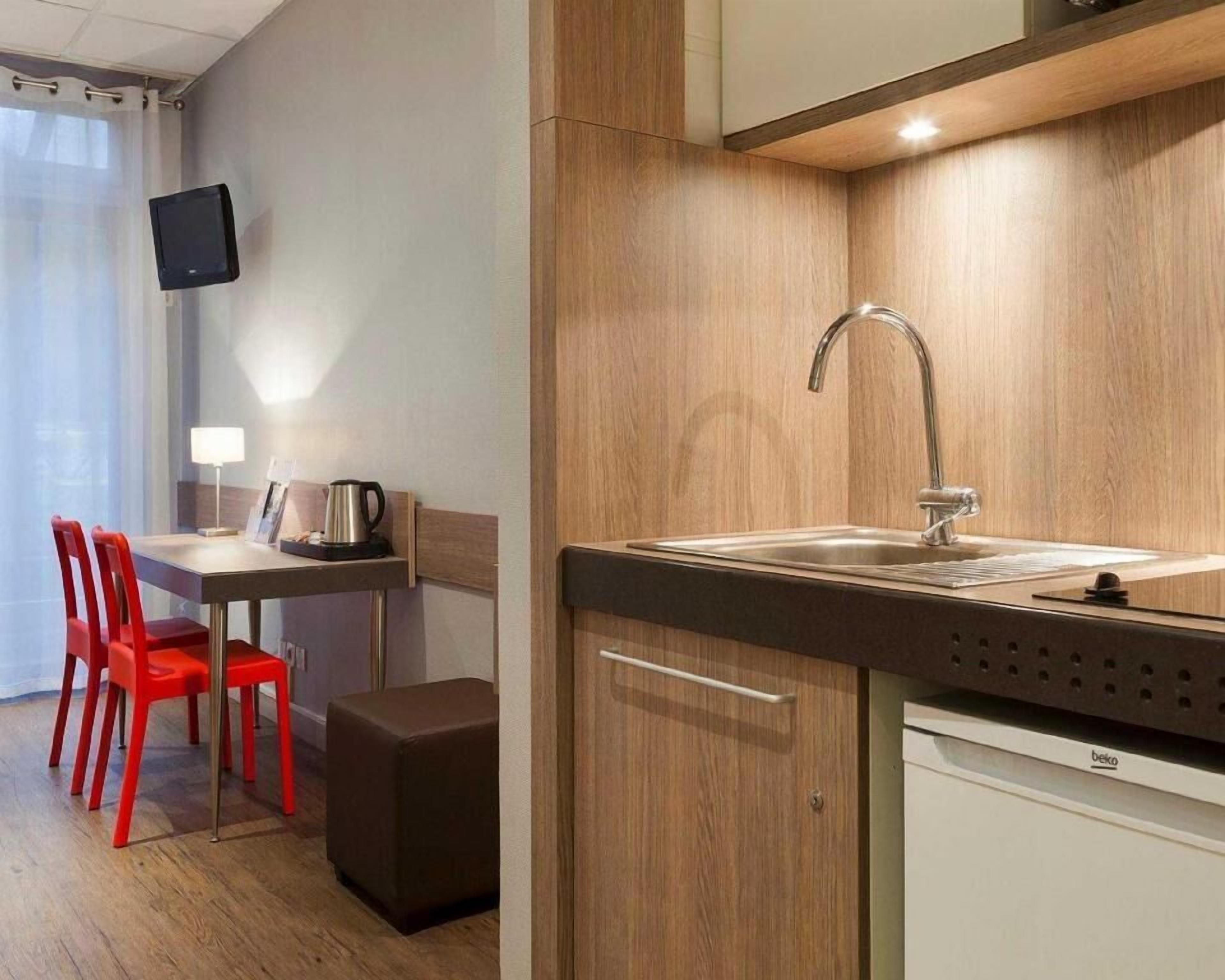 Eget kjøkken | Kjøleskap, mikrobølgeovn, kokeplater og kaffetrakter/tekoker