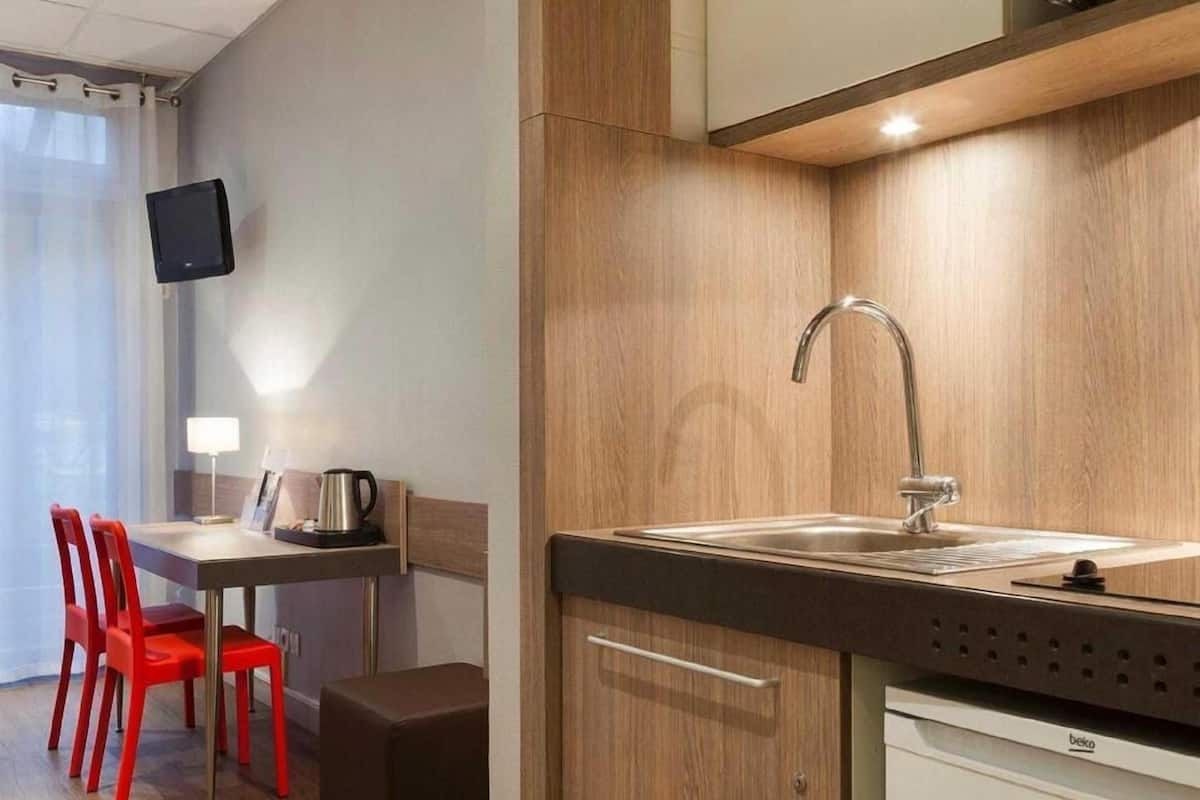 Cuina privada | Frigorífic, microones, placa de cuina i cafetera i tetera