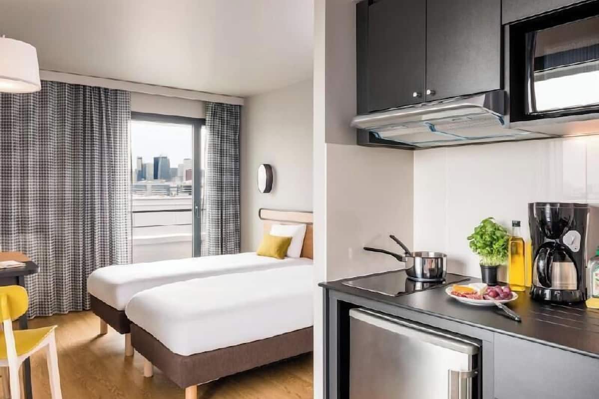 Roba de llit d'alta qualitat, escriptori i habitacions insonoritzades