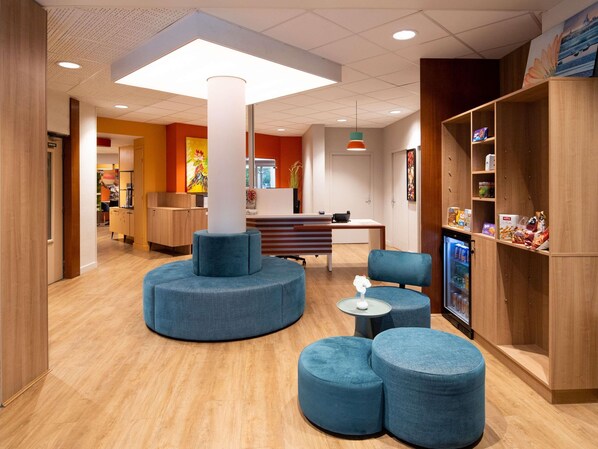 Ropa de cama de alta calidad, escritorio y sistema de insonorización