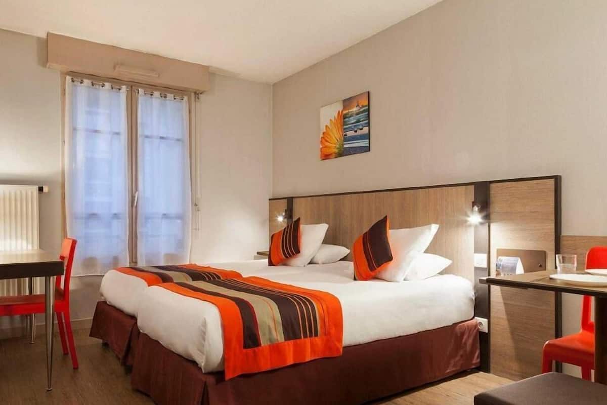 Roba de llit d'alta qualitat, escriptori i habitacions insonoritzades