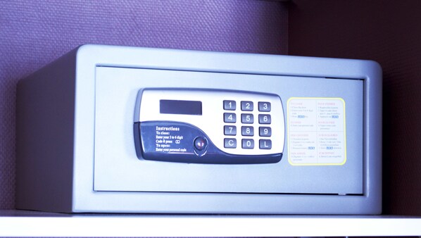 Ein Sicherheitstastenfeld mit Anweisungen zum Verriegeln und Entriegeln eines Safes.