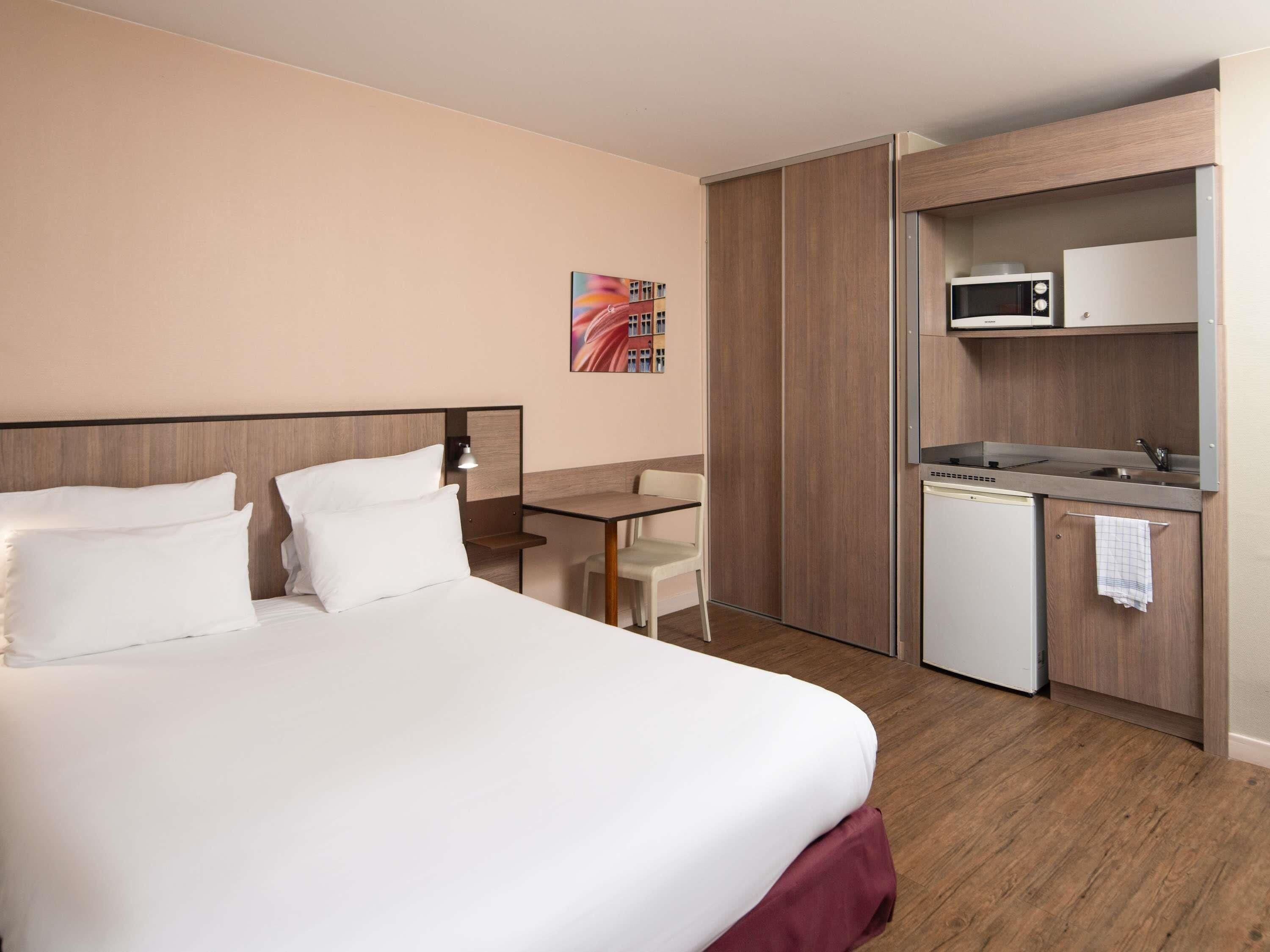 Hochwertige Bettwaren, Schreibtisch, schallisolierte Zimmer