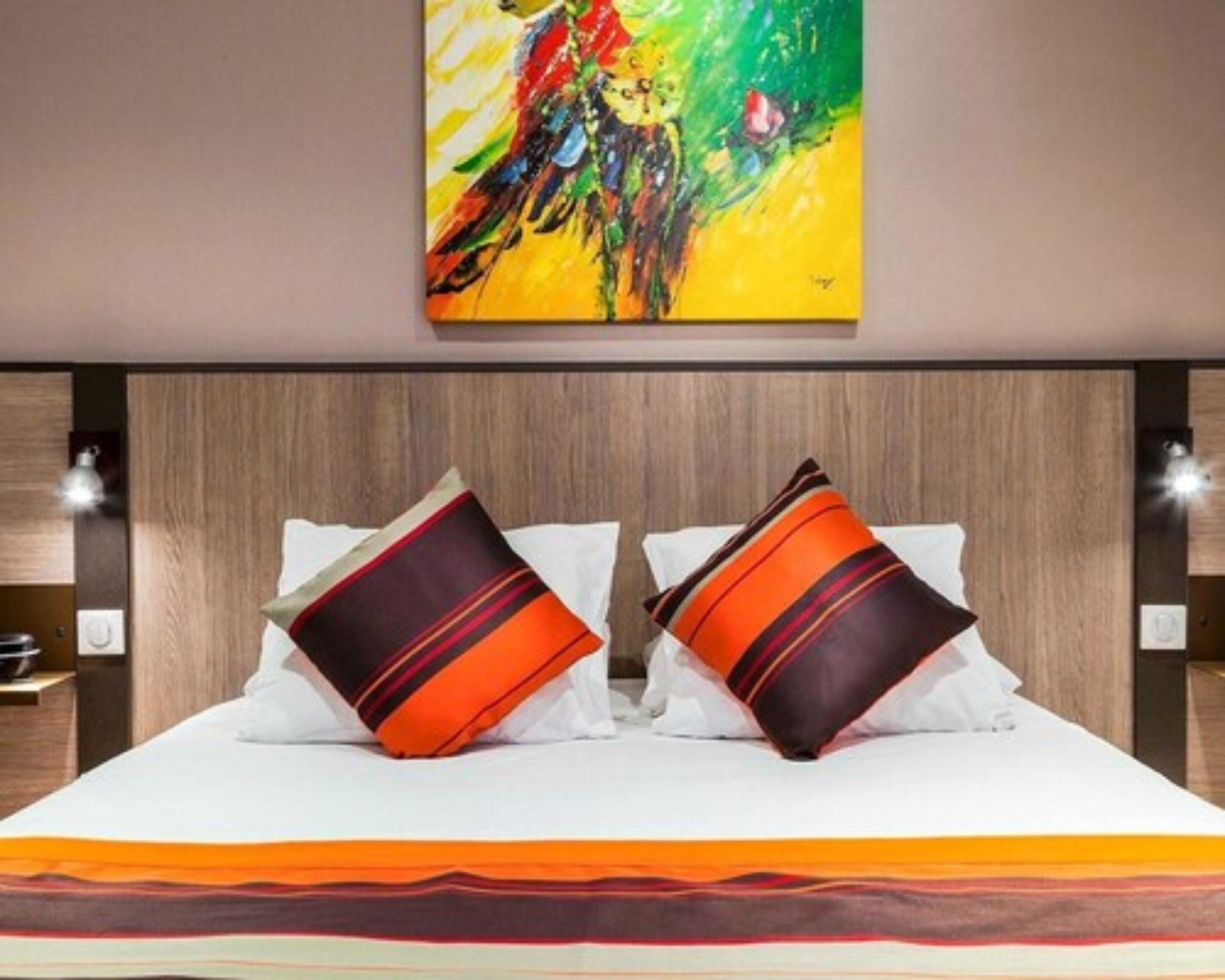 Sengetøy av topp kvalitet, skrivebord, lydisolert og strykejern/-brett