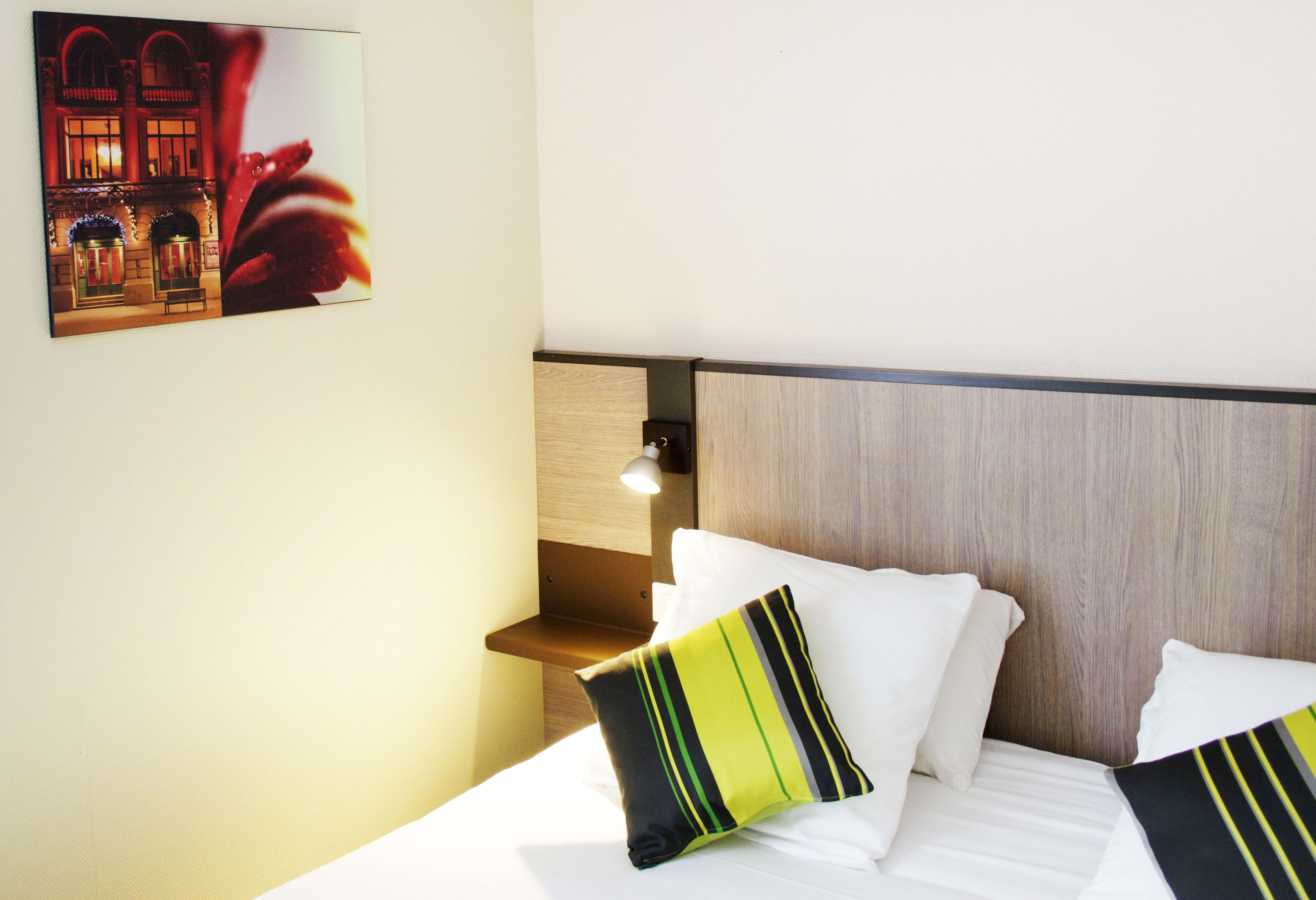 1 bedroom, premium bedding, desk, soundproofing