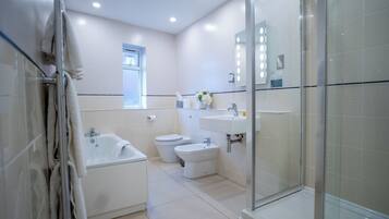 Premier Room, 1 Double Bed (Spacious) | Bathroom | Shower, eco-friendly toiletries, hair dryer, towels