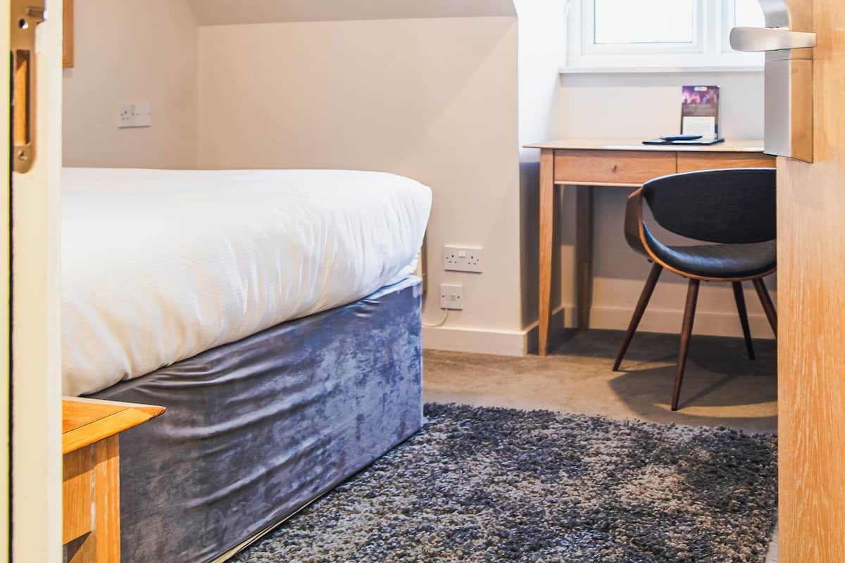 Single Room | Desk, laptop workspace, iron/ironing board, free WiFi