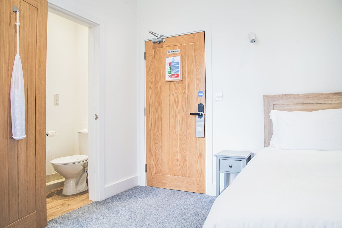 Desk, laptop workspace, iron/ironing board, free WiFi