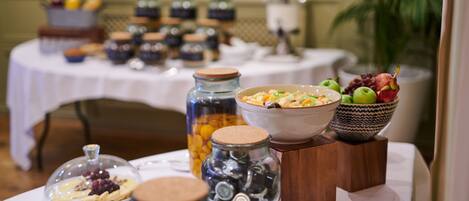 Petit déjeuner complet servi tous les jours en supplément