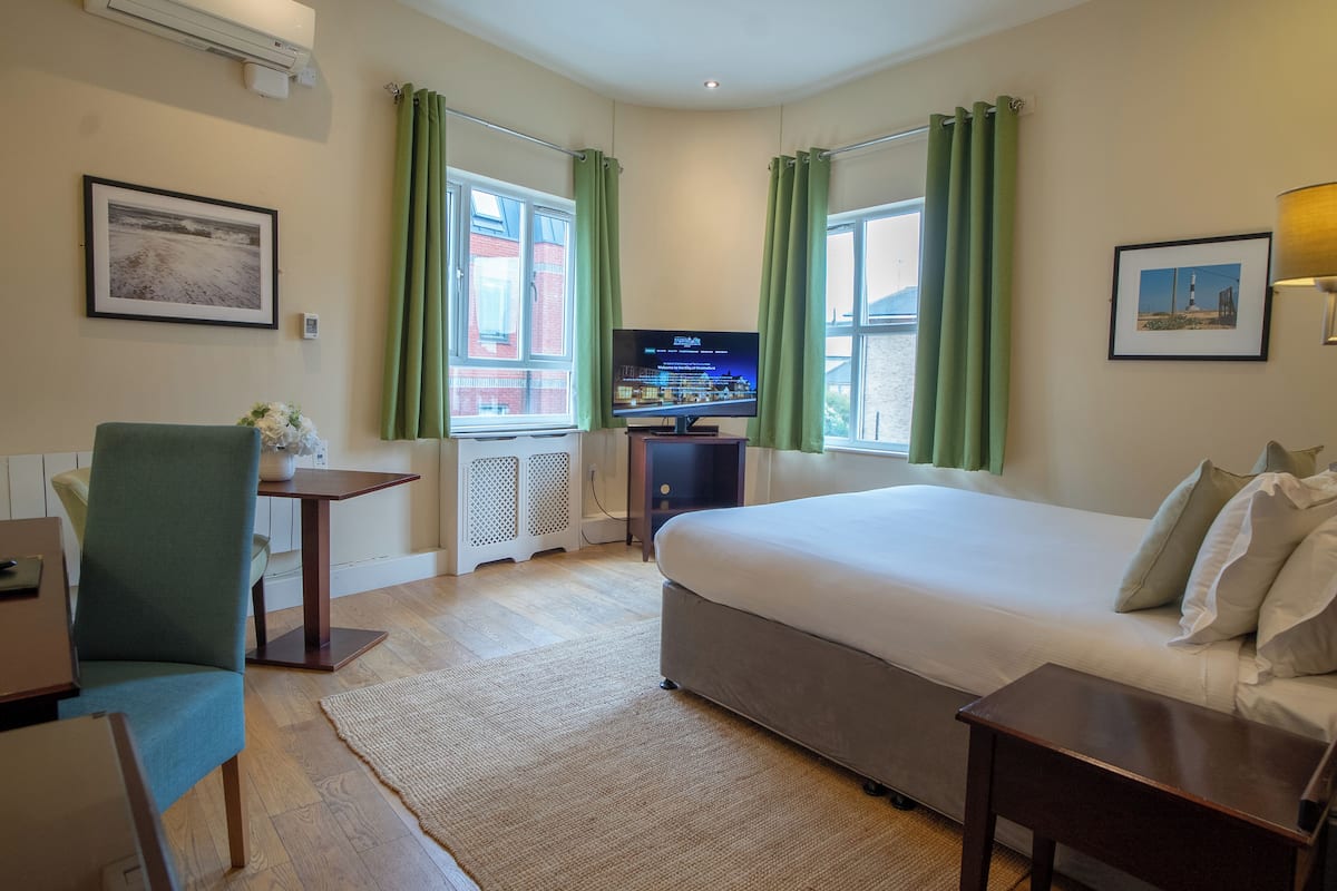 Desk, laptop workspace, iron/ironing board, free WiFi