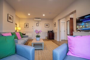 Suite, 1 King Bed | Living area