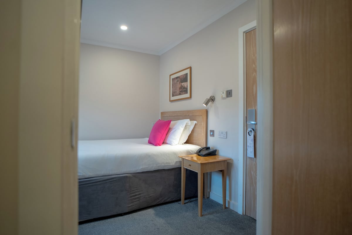 Desk, laptop workspace, iron/ironing board, free WiFi