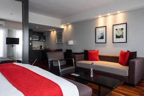 Ropa de cama de alta calidad, edredón, camas con pillow-top y minibar 
