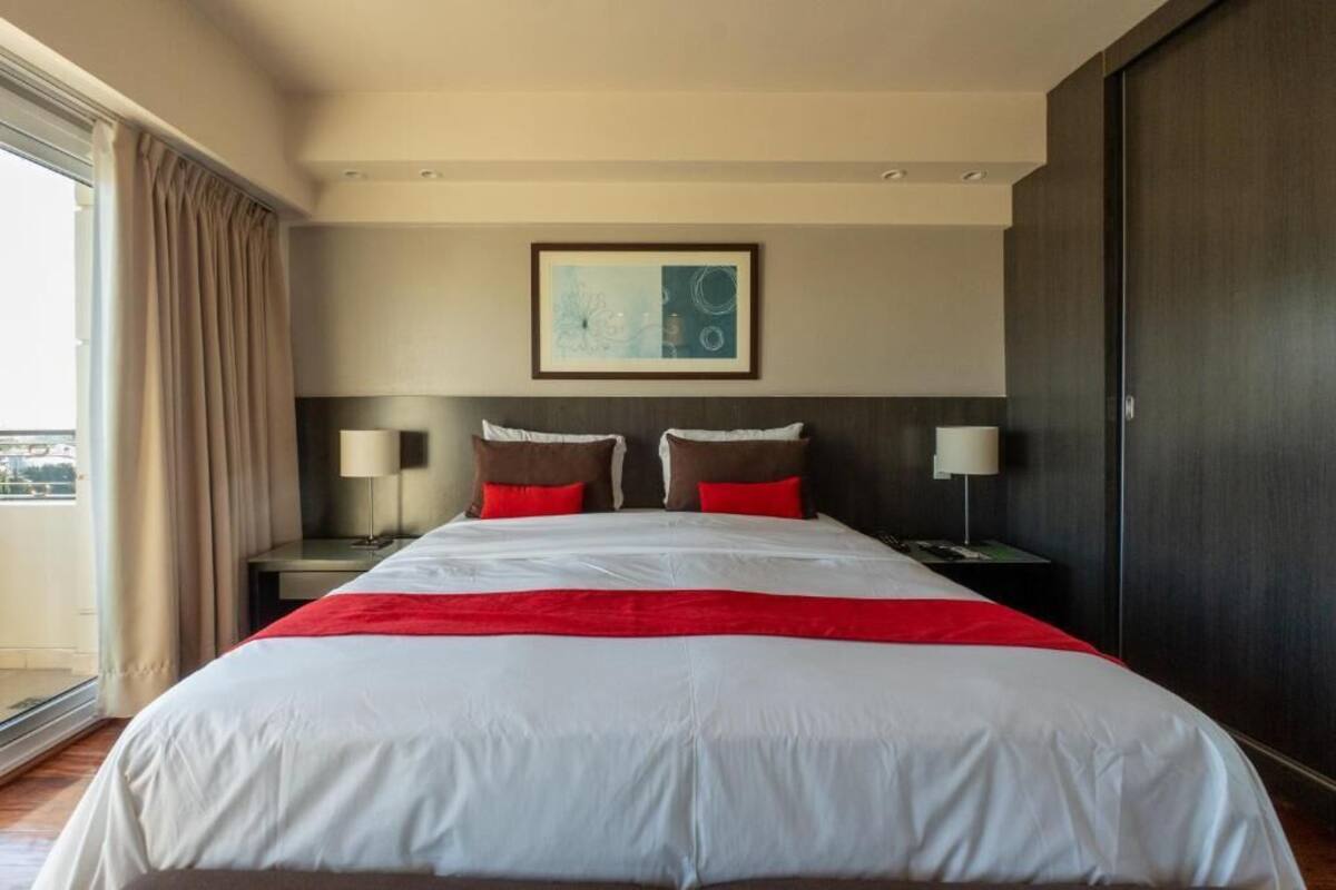 Bộ đồ giường cao cấp, chăn bông, nệm có lớp đệm bông, minibar 