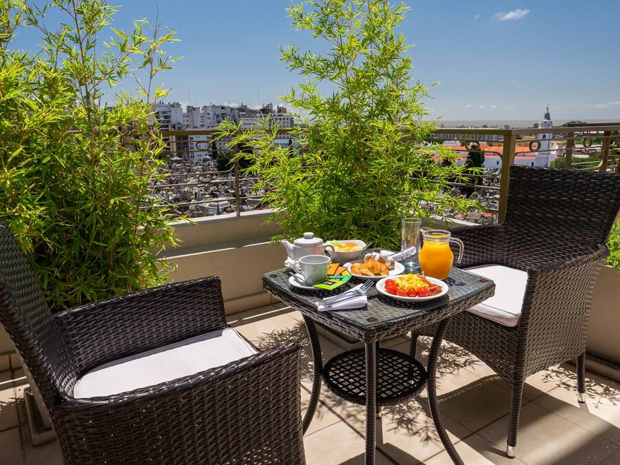 Phòng Suite Cao cấp, hiên | Bộ đồ giường cao cấp, chăn bông, nệm có lớp đệm bông, minibar