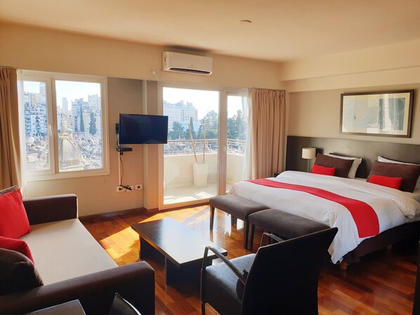 Suite, vista a la ciudad | Ropa de cama de alta calidad, edredón, camas con pillow-top y minibar 