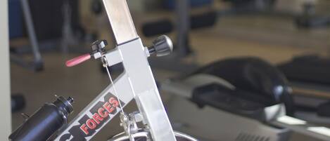 Una bicicleta estática con portabebidas y la etiqueta 'MGT Forces'.
