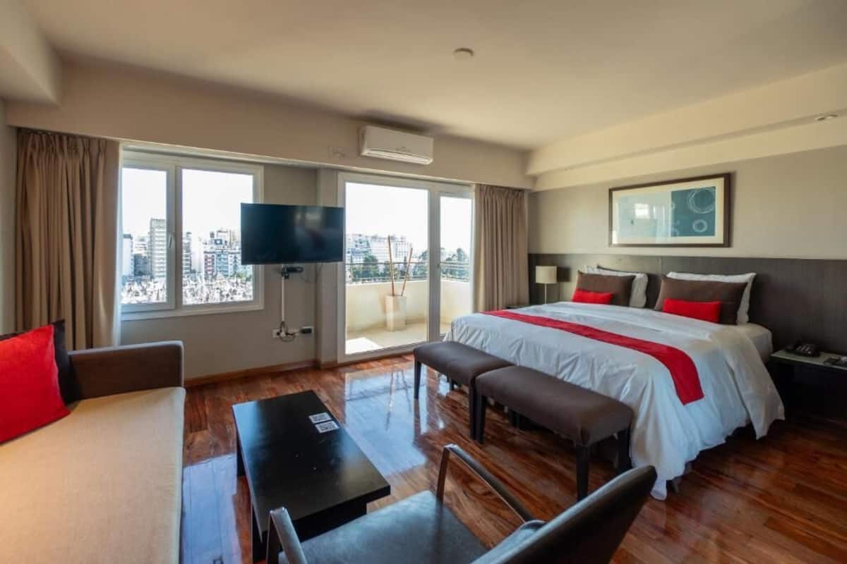 Bộ đồ giường cao cấp, chăn bông, nệm có lớp đệm bông, minibar 