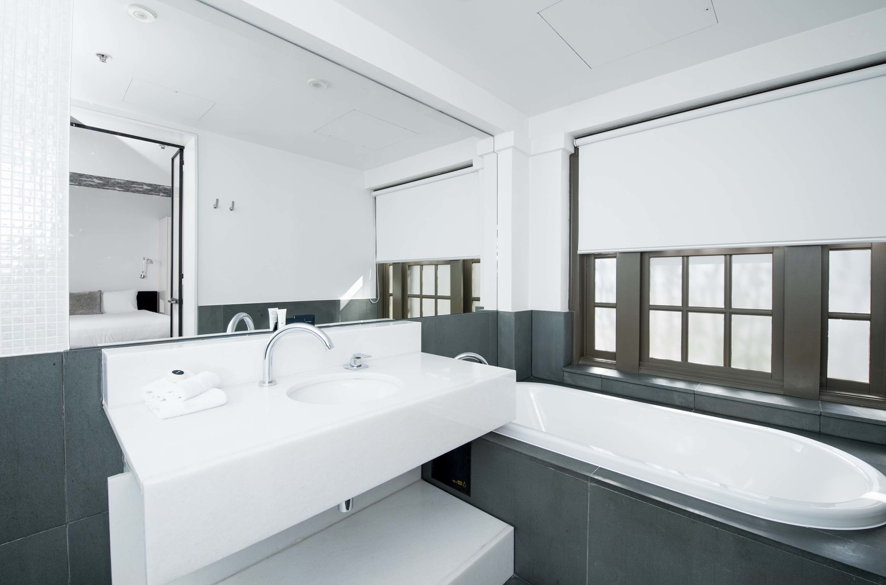 shower, rainfall showerhead, free toiletries, hair dryer