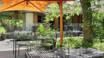 Breakfast, lunch, dinner served; Italian cuisine, alfresco dining