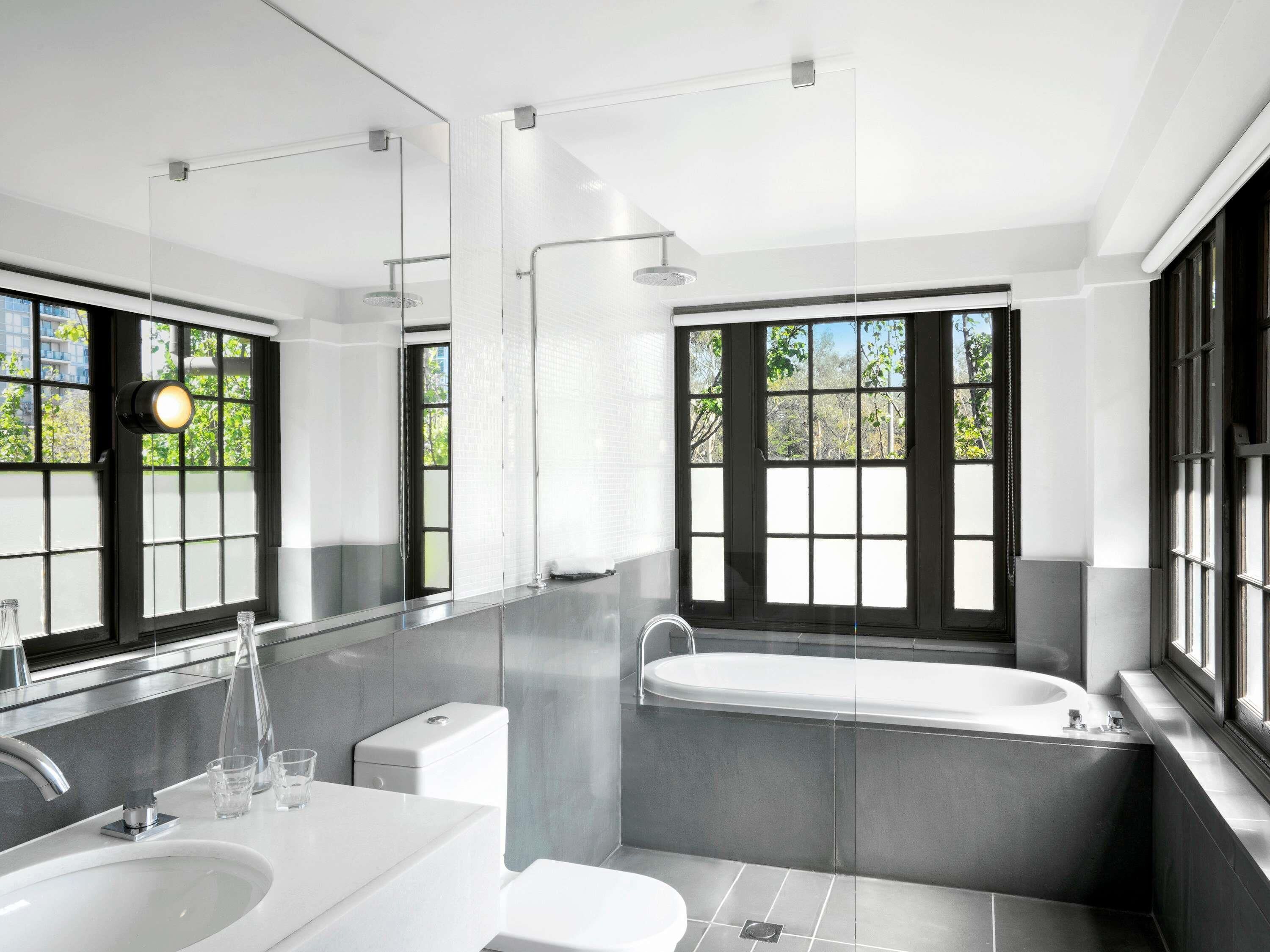 Suite, 1 kingsize bed | Badkamer | Een douche, een regendouche, gratis toiletartikelen, een haardroger