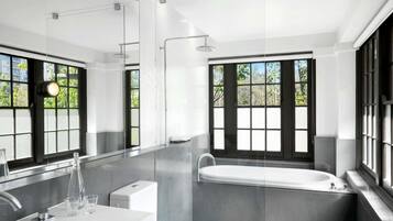 Suite, 1 kingsize bed | Badkamer | Een douche, een regendouche, gratis toiletartikelen, een haardroger