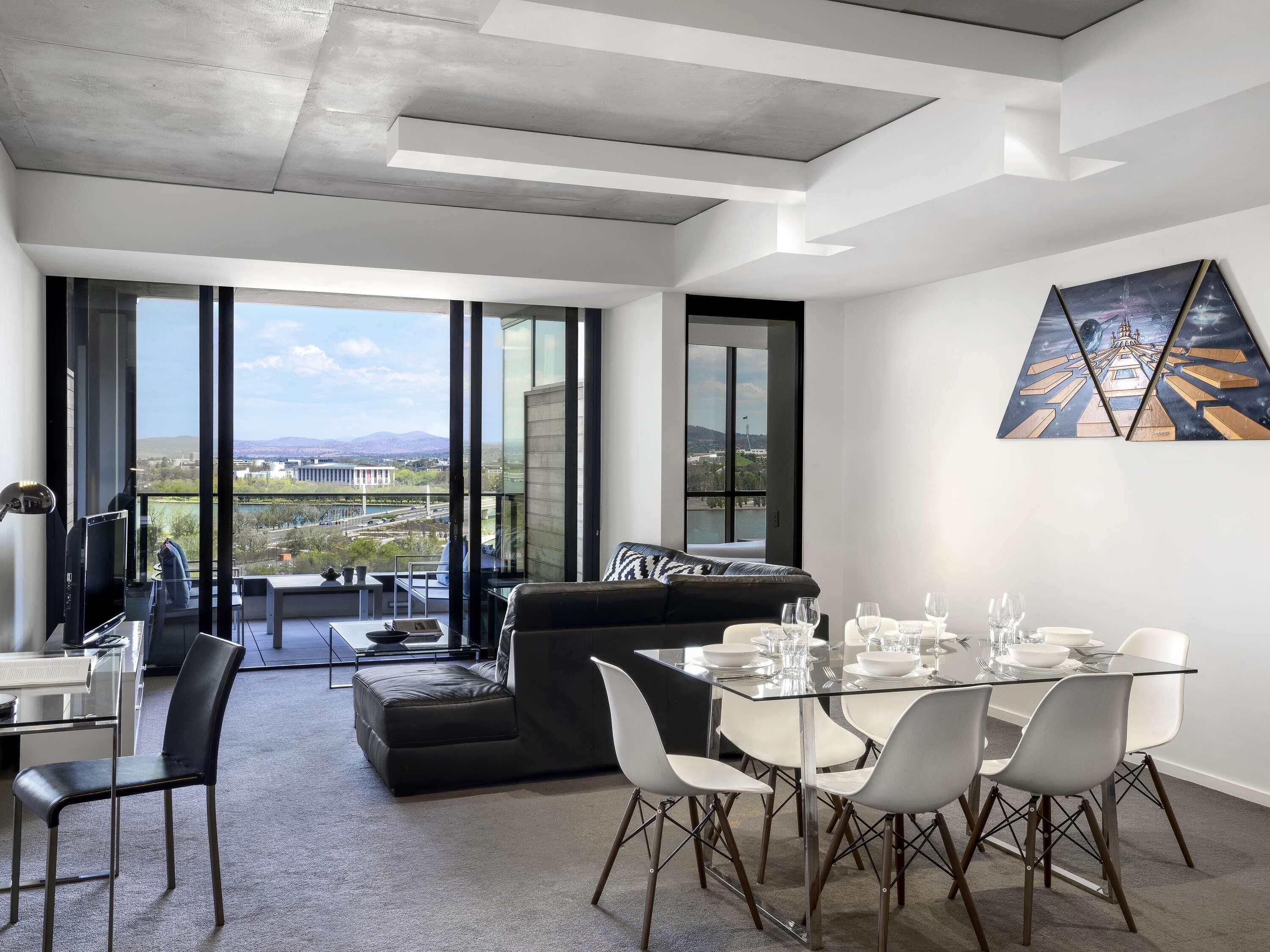 เตียงพร้อมฟูกเสริมที่นอน, มินิบาร์, ตู้นิรภัยในห้องพัก, โต๊ะทำงาน