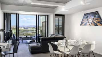 Bantalan ekstra lembut, minibar, brankas, dan meja kerja