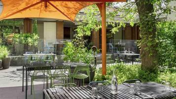 供应早餐、午餐和晚餐,意大利菜,室外就餐