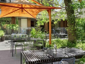 Se sirven desayunos y almuerzos, restaurante con mesas al aire libre 