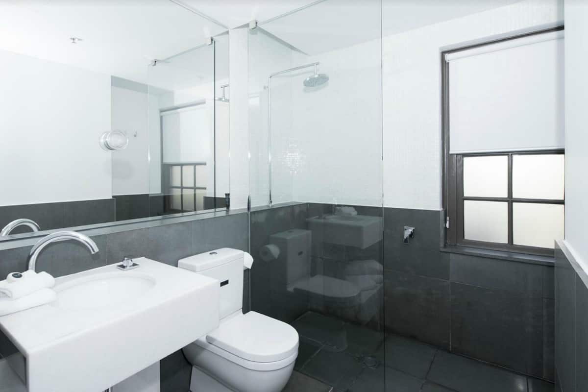 Shower, rainfall showerhead, free toiletries, hair dryer