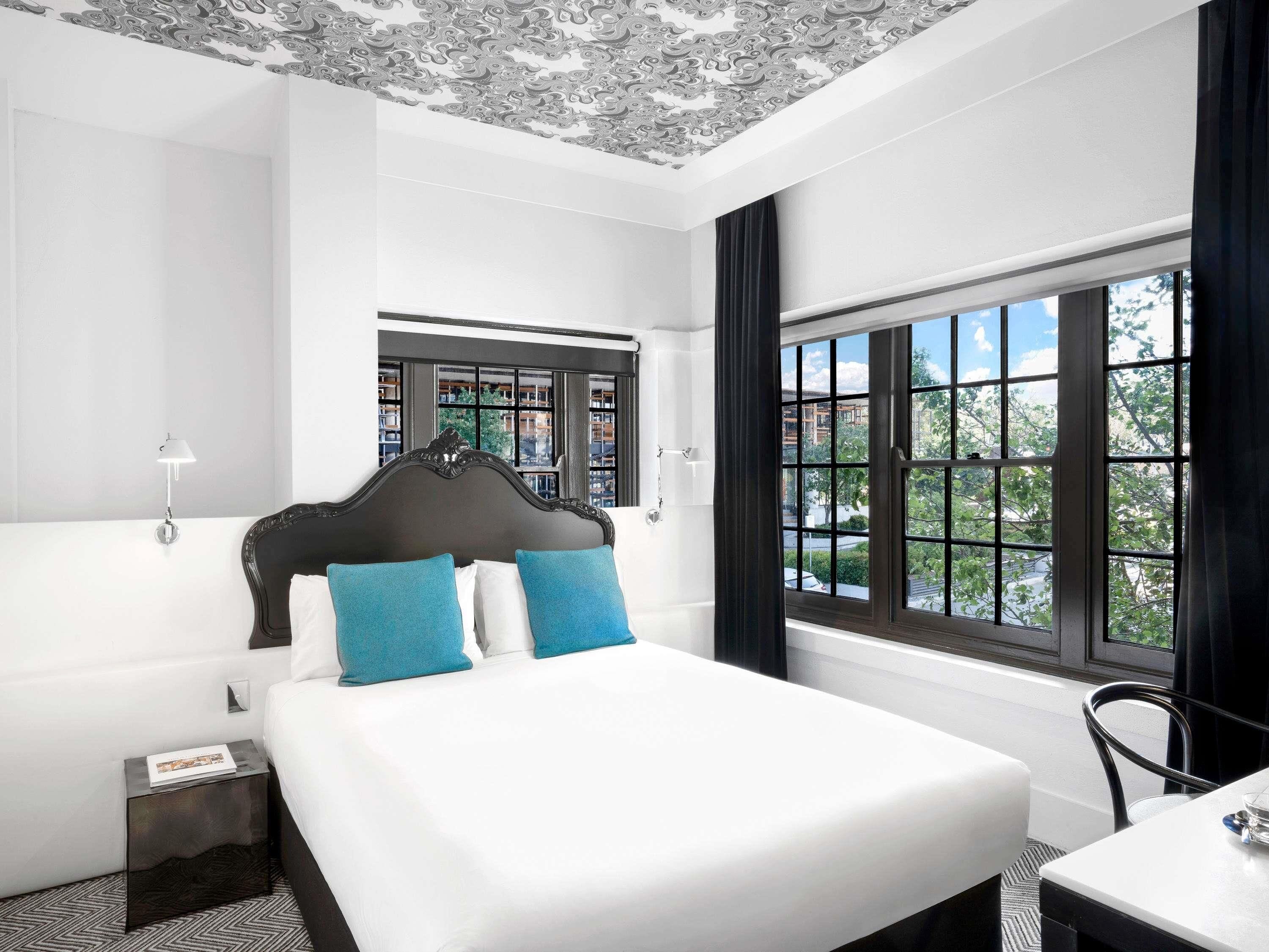 Colchones con pillow-top, minibar y caja de seguridad en la habitación 