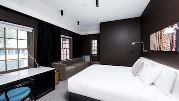 Senge med topmadrasser, minibar, pengeskab på værelset, skrivebord