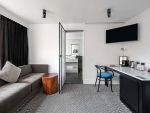 Superior Room with 1 King Bed with Bath | Pillow-top beds, minibar, in-room safe, desk - Peppers Gallery Hotel Canberra (Canberra)