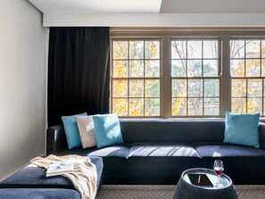 Suite, 1 cama King size | Camas con pillow-top, minibar y caja de seguridad en la habitación 