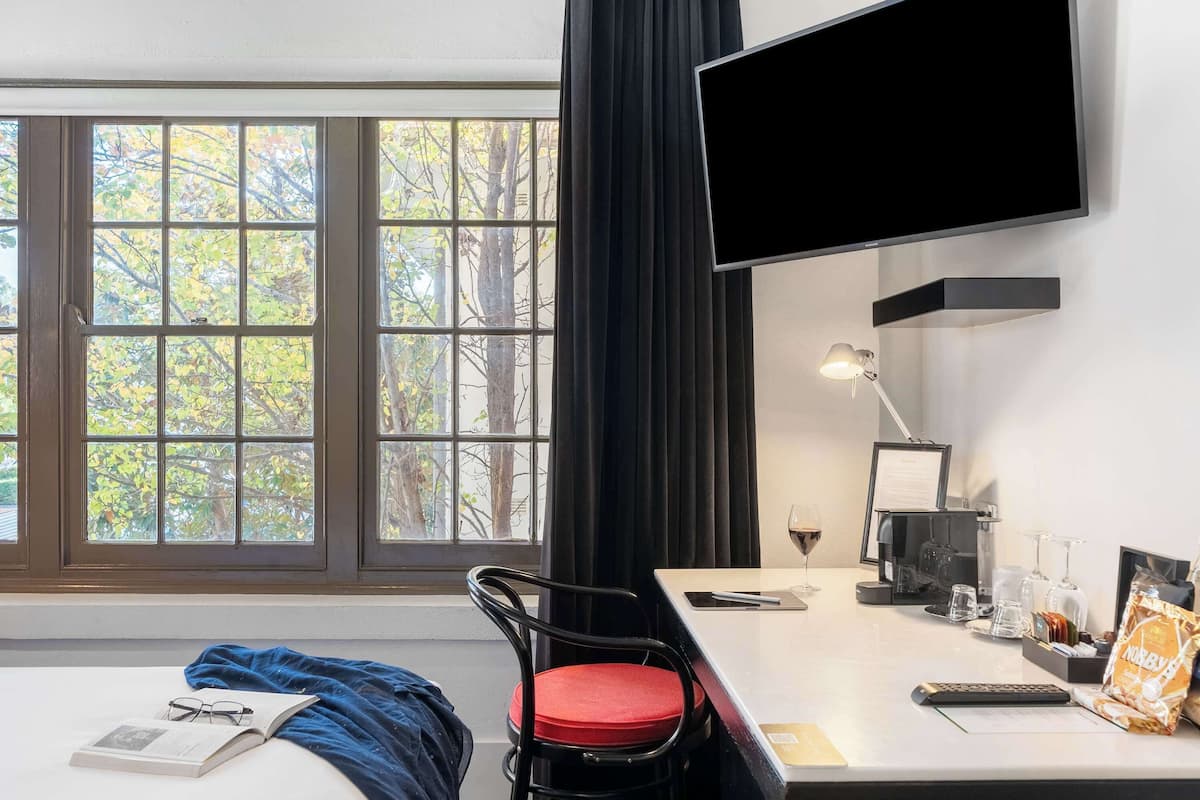 Chambre, 1 lit double (Peppers Petite) | Lit avec matelas à plateau-coussin, minibar, coffre-fort, bureau
