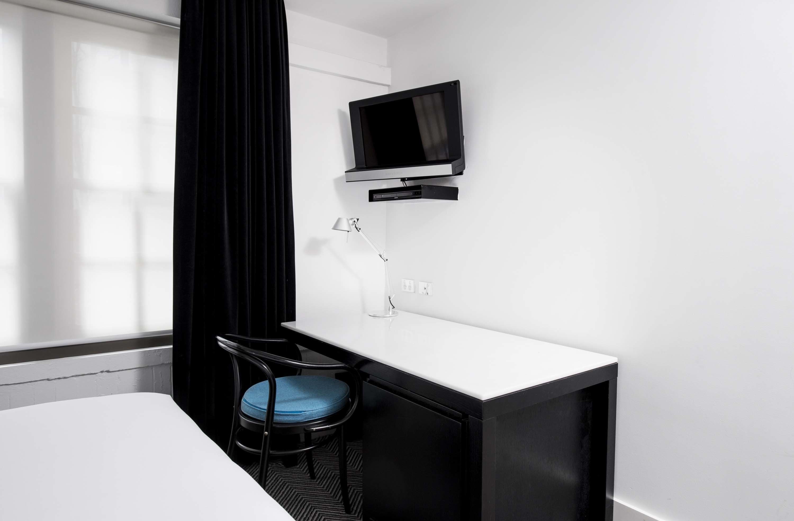 in-room business centre