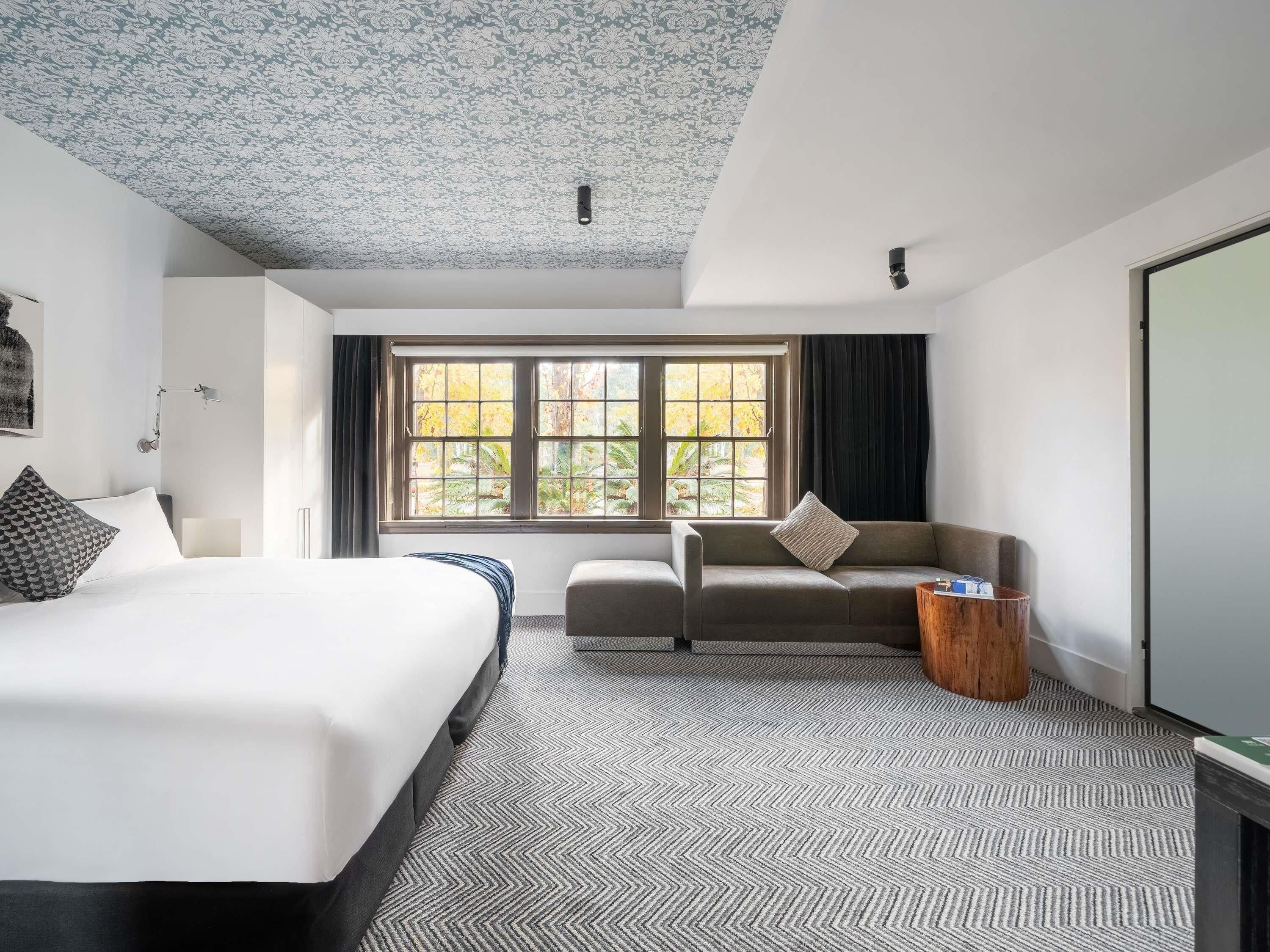 Colchones con pillow-top, minibar y caja de seguridad en la habitación 