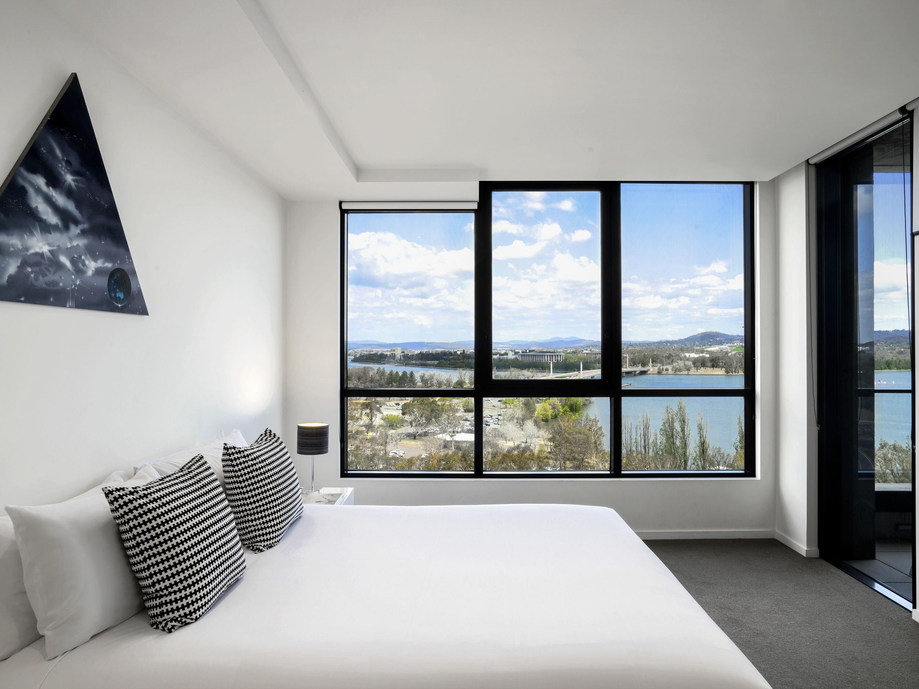 Colchones con acolchado adicional, minibar, caja fuerte y escritorio