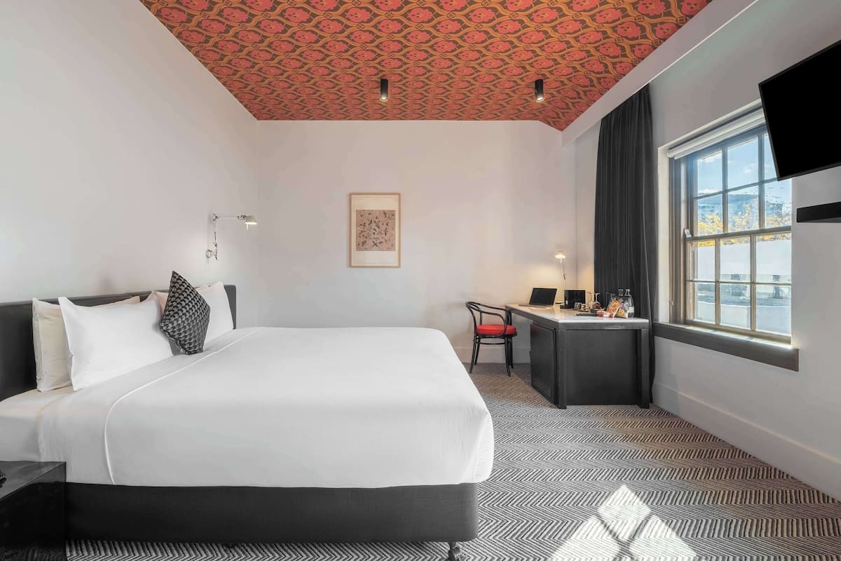 Lit avec matelas à plateau-coussin, minibar, coffre-fort, bureau