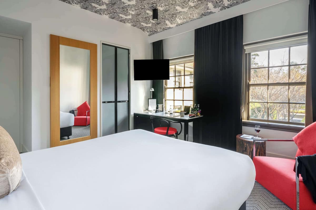 Lit avec matelas à plateau-coussin, minibar, coffre-fort, bureau