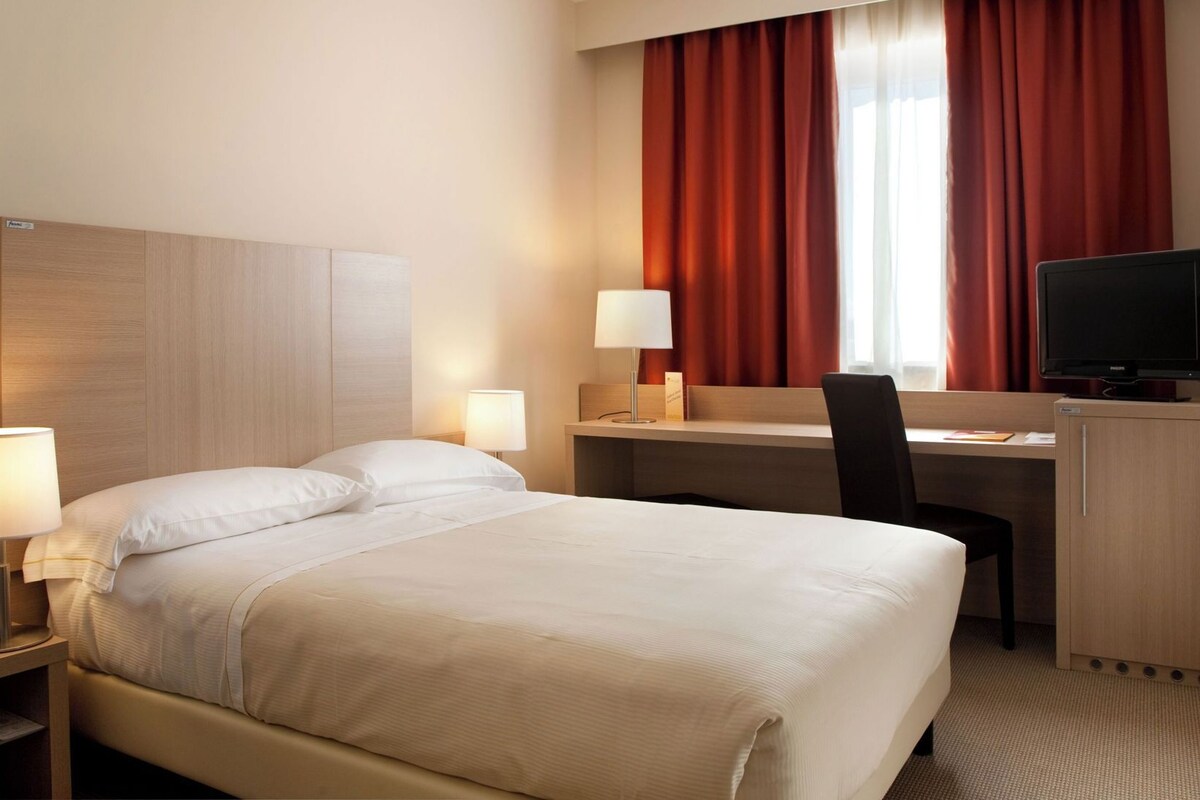 Premium bedding, down comforters, minibar, in-room safe