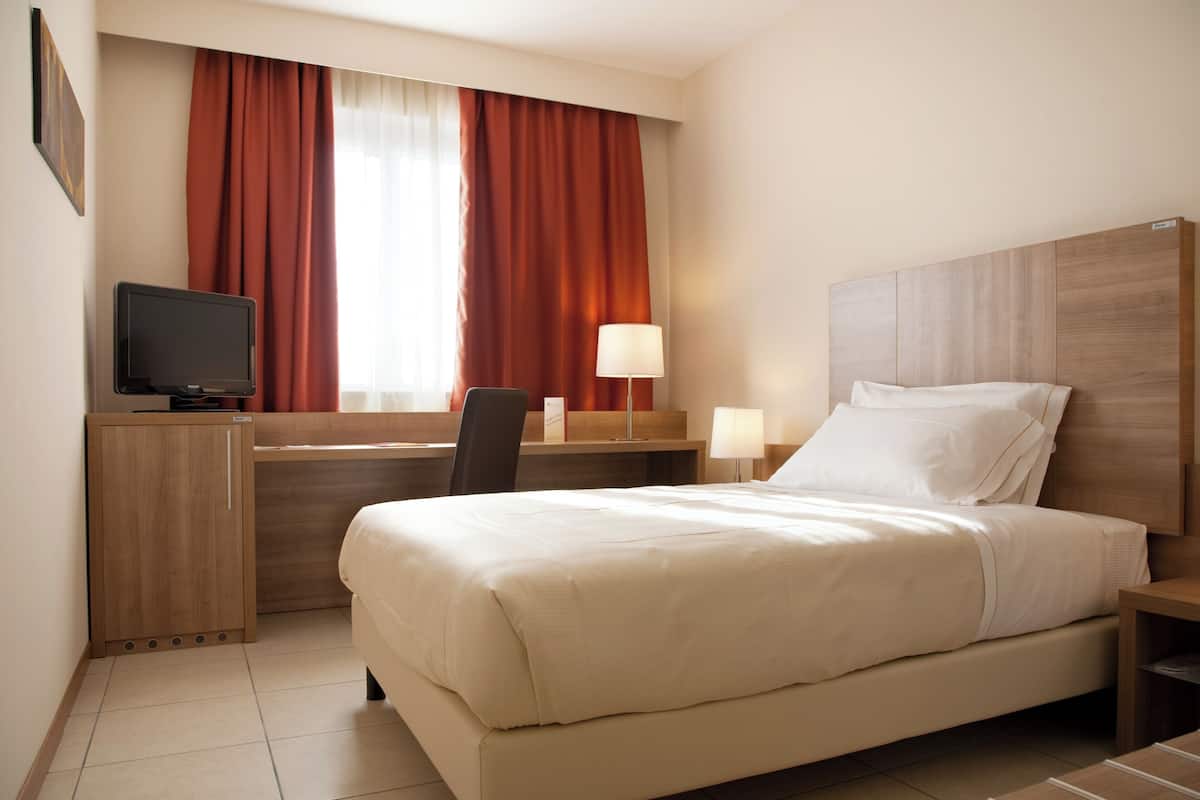 Premium bedding, down comforters, minibar, in-room safe