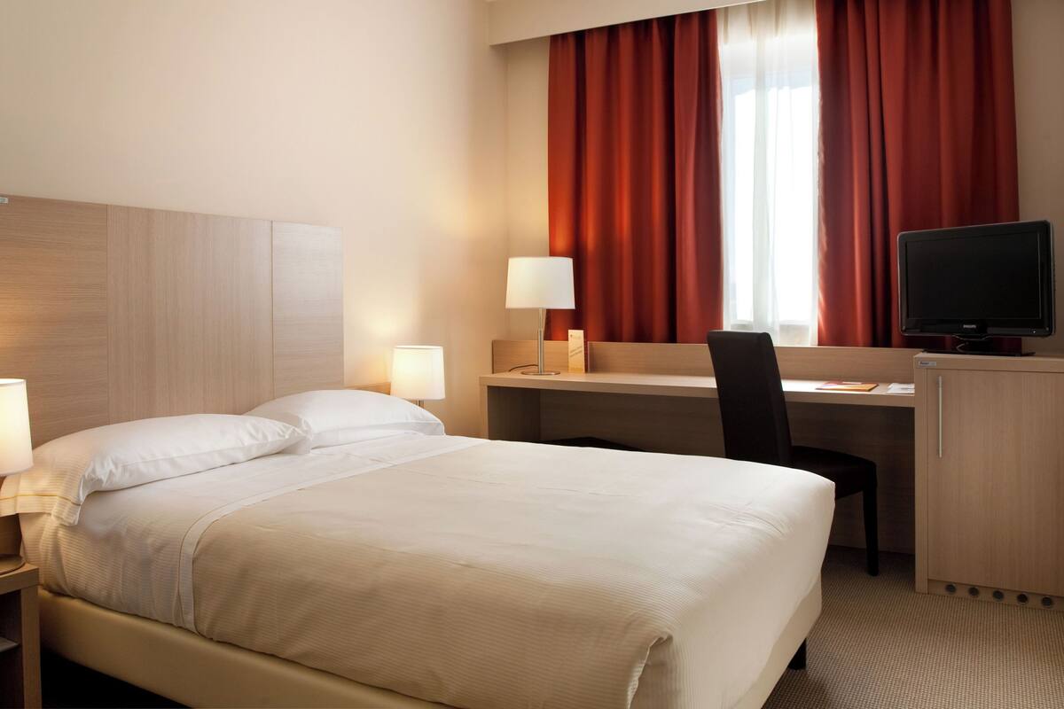 premium bedding, down duvets, minibar, in-room safe