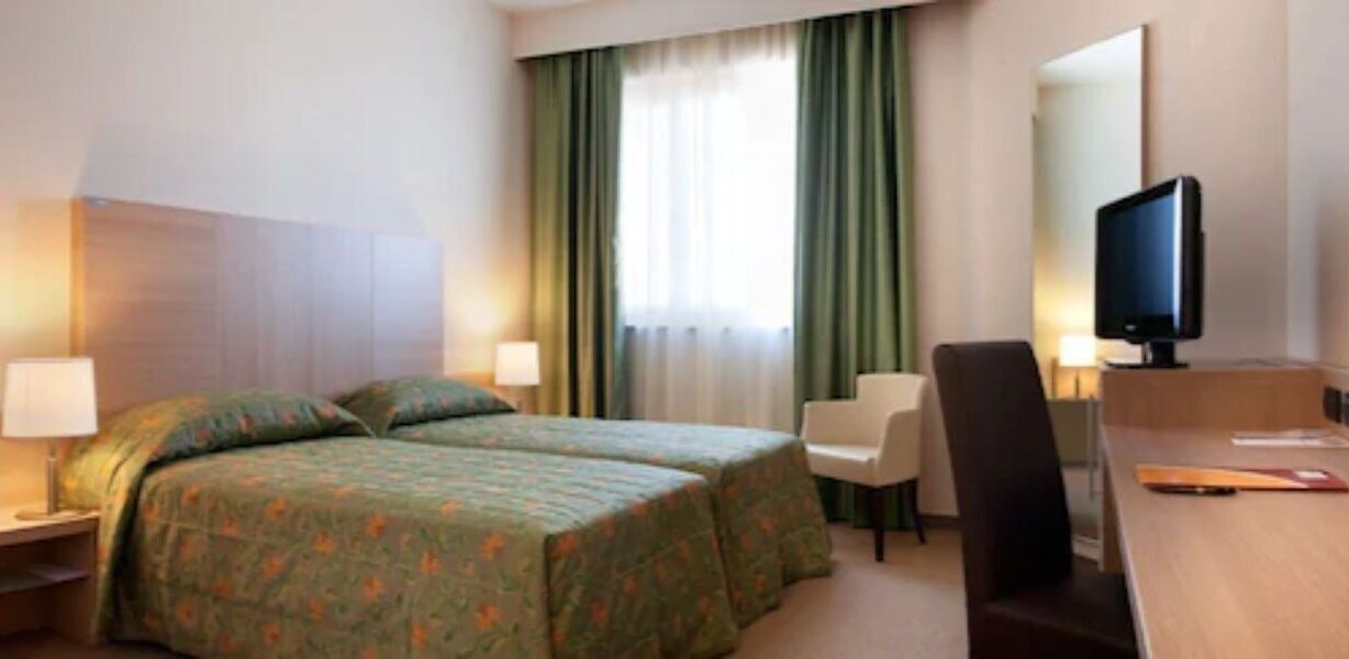 Roupas de cama premium, edredons de pluma, frigobar, cofres nos quartos